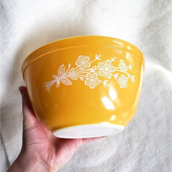 Vintage Pyrex Butterfly Gold 402 1.5L Small Mixing Bowl Yellow Retro 70s - Picture 1 of 9